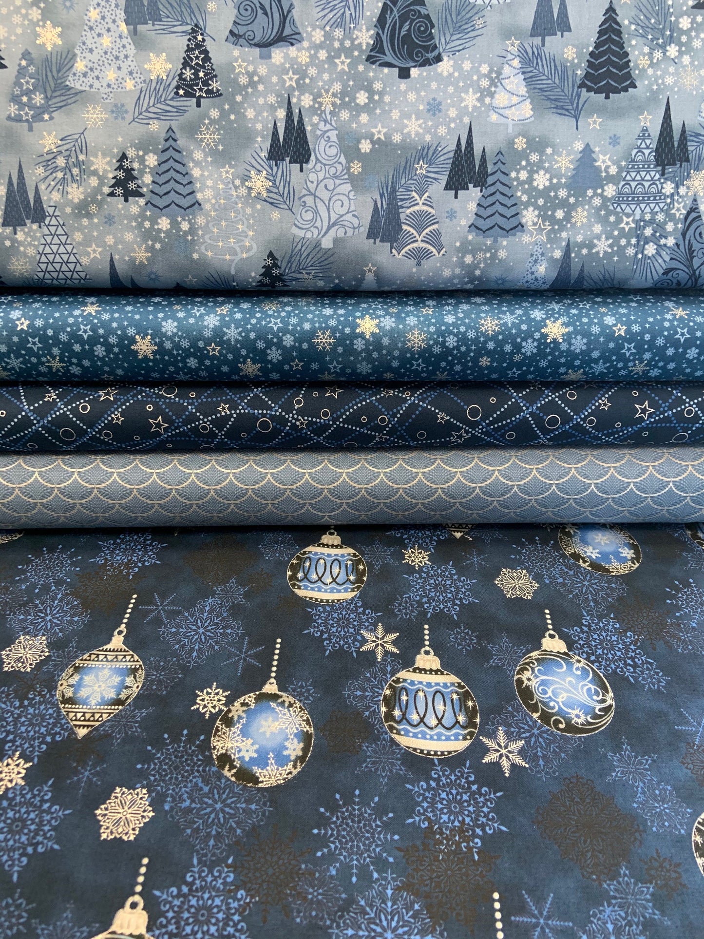 It's Snowflake 4597-010 w/ Metallic Accents Cotton Woven Fabric