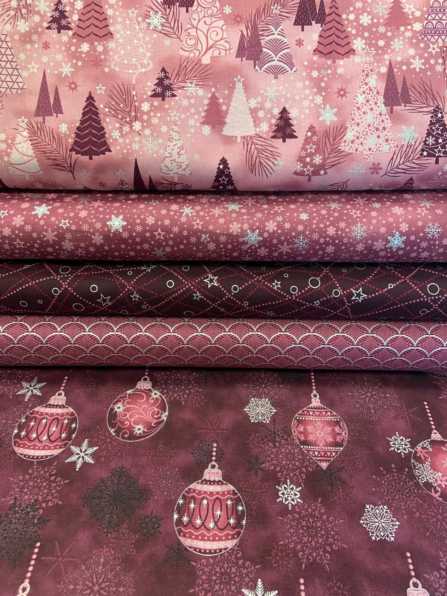 It's Snowflake 4597-011 w/ Metallic Accents Cotton Woven Fabric