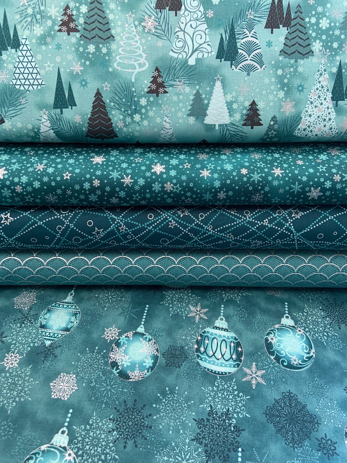 It's Snowflake 4597-013 w/ Metallic Accents Cotton Woven Fabric